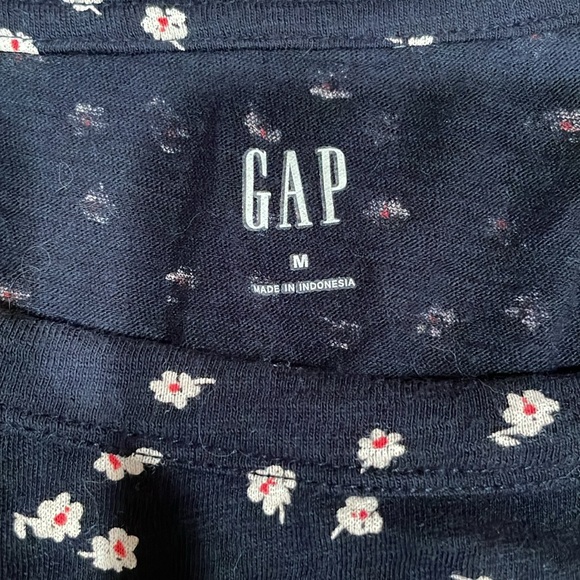 Gap Short Sleeve Navy Blue Top with Flowers Size M - Picture 6 of 6